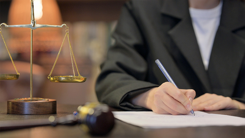 Persona compila ricorso a penna